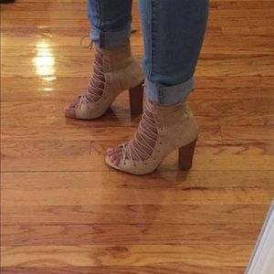 LILIANA LACED TAN BOOTIES